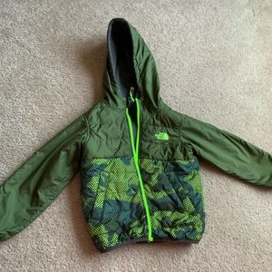 The NorthFace boys 4T Reversible Green Jacket